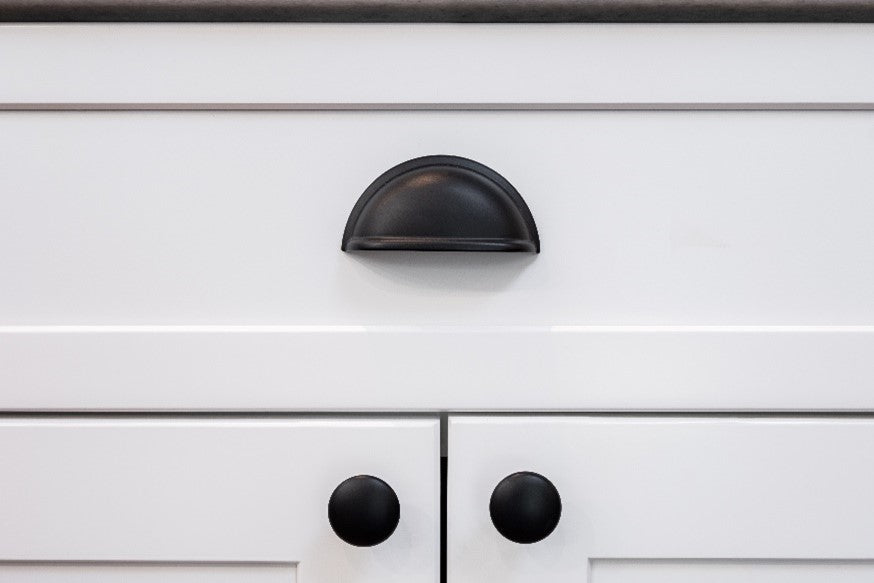 What Looks Better on Kitchen Cabinets: Knobs or Handles?